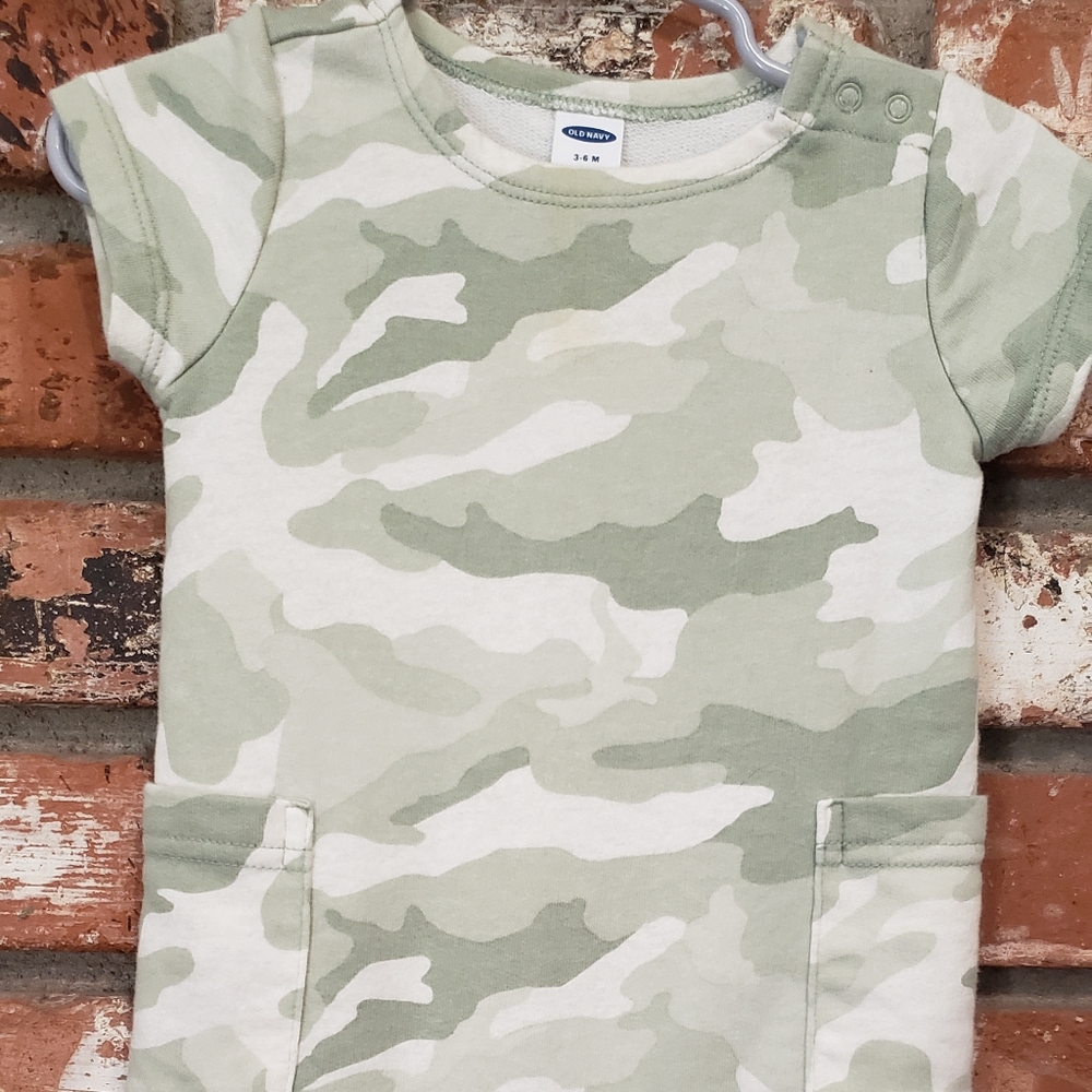 Set of 2 baby Rompers by Old Navy. Set of 2. Size 3-6m. Gently Used.